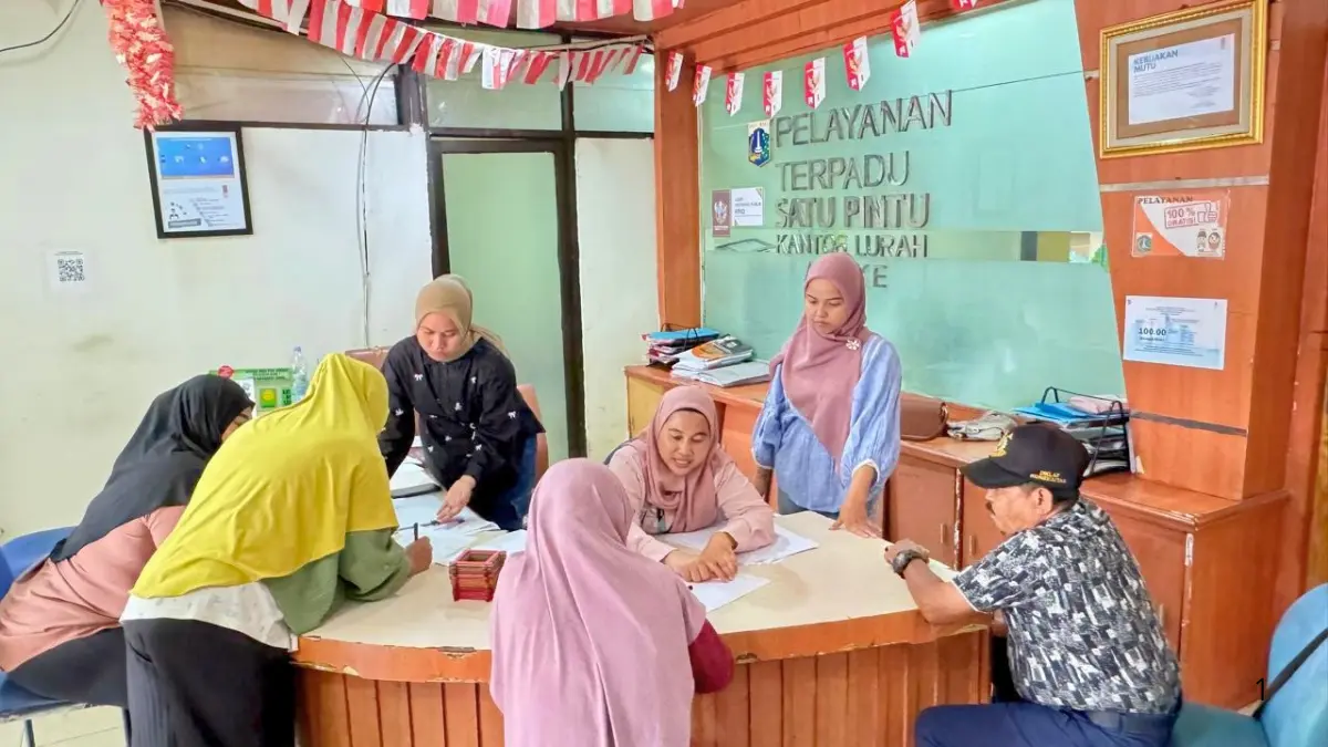 Proses verifikasi data persyaratan dokumen penerima manfaat bansos PKH BPNT. Foto: barat.jakarta.go.id