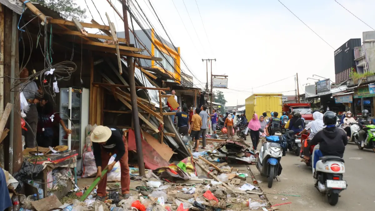 Satpol PP Kabupaten Bogor merobohkan lapak PKL di bahu Jalan Haji Nawi, Parung, Kabupaten Bogor. (Hendi Novian/Radar Bogor)