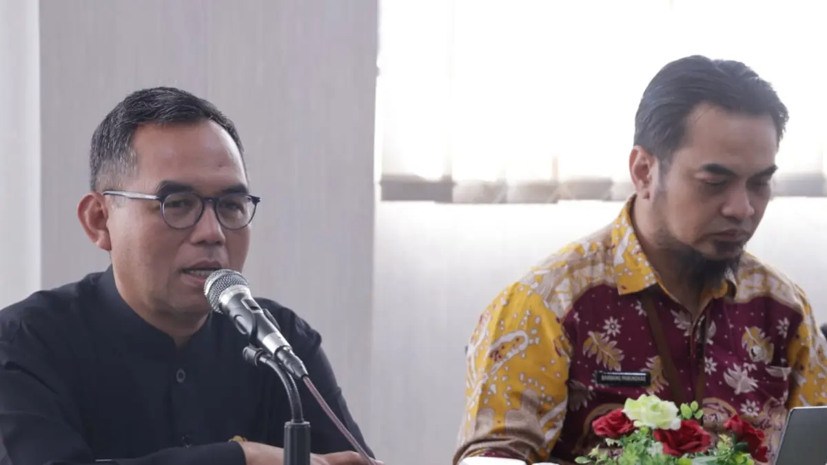 Sekda Kabupaten Bogor Ajat Rochmat Jatnika (kiri) bersama Kepala BPS Kabupaten Bogor Bambang Pamungkas saat membahas ground check PBI JK. (Diskominfo Kabupaten Bogor)