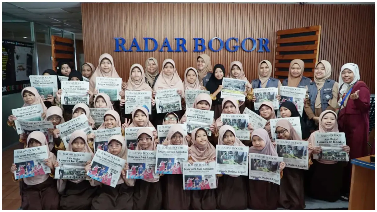 Siswa SDIT Insantama saat berkunjung dan bejalar jurnalistik ke Radar Bogor. (Foto : Aziz/Radar Bogor)