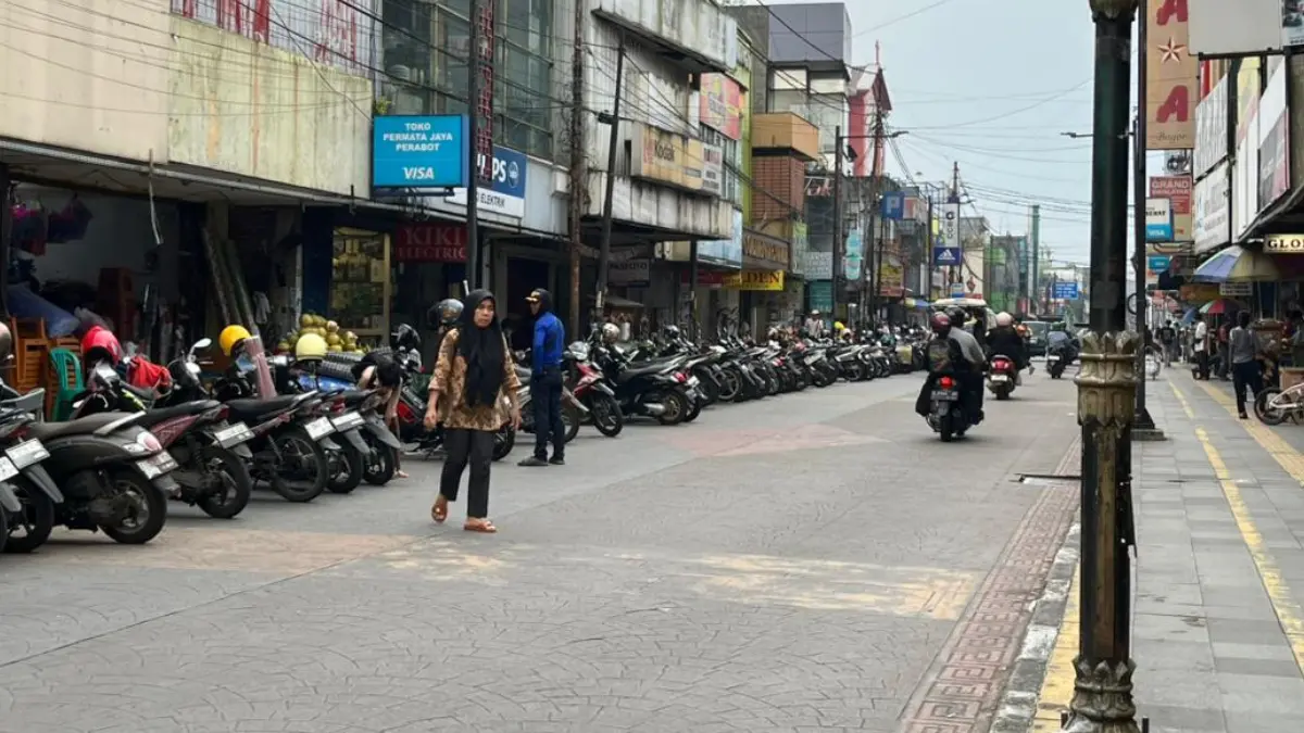 Suasana parkir kendaraan di kawasan Suryakencana, Kota Bogor. (Dzikry/Radar Bogor)