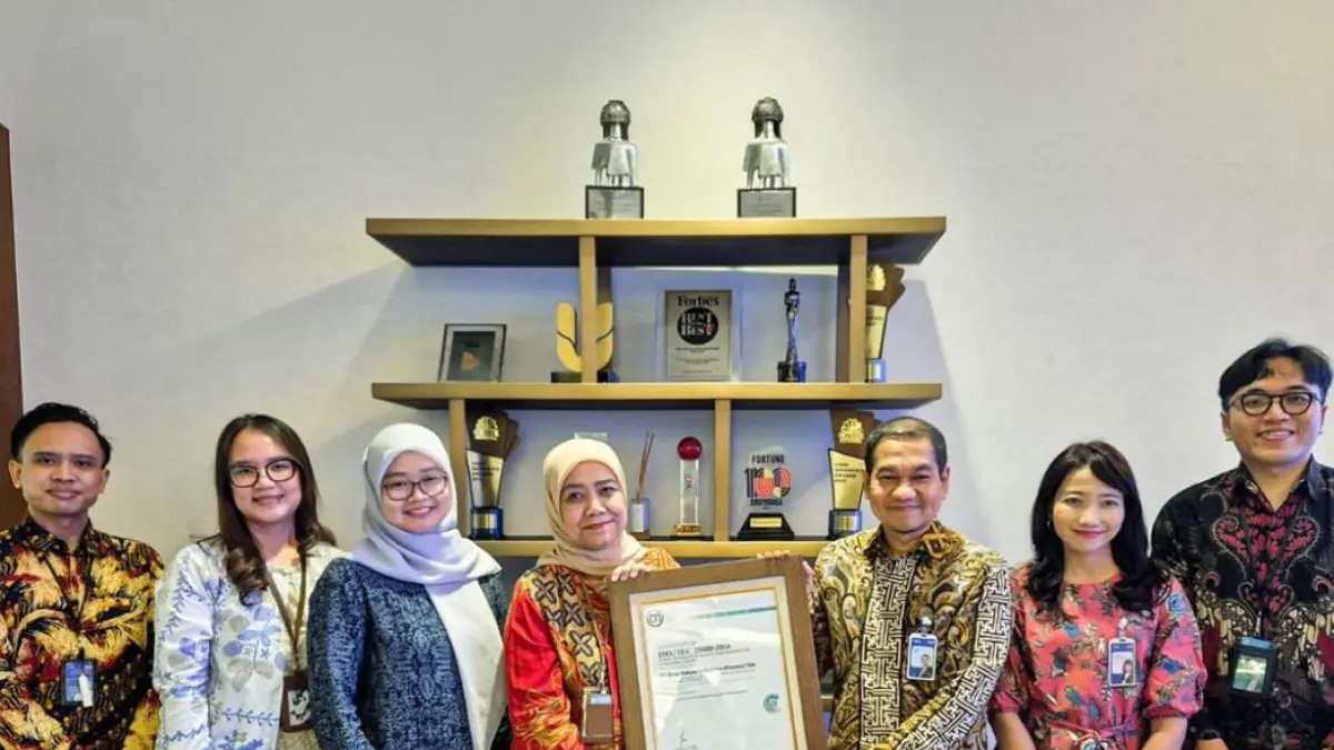 Jajaran manajemen BRI memperlihatkan sertifikat ISO/IEC 25000 sebagai bukti pencapaian standar internasional. (Foto :Instagram @bankbri_id)