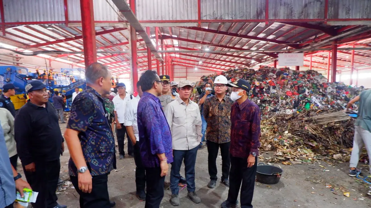Menteri LH Hanif Fasiol saat mengunjungi Tempat Pemrosesan Akhir (TPA) Suwung di Denpasar, Bali, Jumat 17 April 2026.
