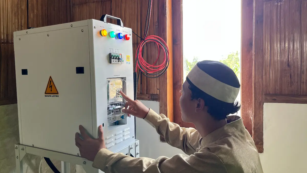 PLN menghadirkan pembangkit listrik tenaga surya (PLTS) Super Sun di Kampung Cisadon, Desa Karang Tengah, Kecamatan Babakan Madang, Kabupaten Bogor. (Azis/Radar Bogor)