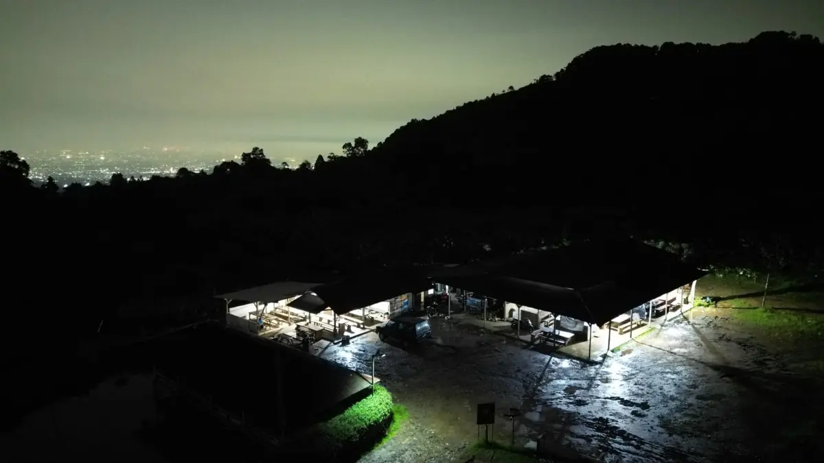 Sejumlah rumah mulai diterangi cahaya lampu yang lebih cerah usai kehadiran PLTS di Kampung Cisadon, Desa Karang Tengah, Babakan Madang Kabupaten Bogor. (Abdul Aziz/Radar Bogor)
