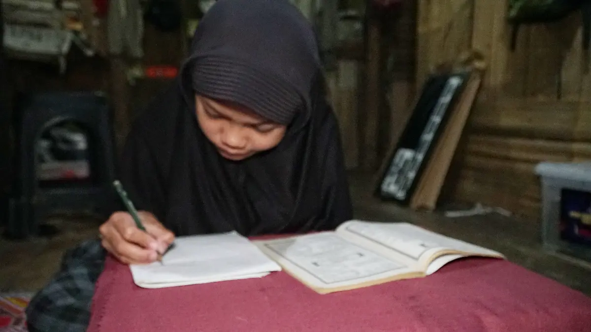 Seorang anak sedang belajar di Kampung Cisadon, Desa Karang Tengah, Kecamatan Babakan Madang, Kabupaten Bogor. (Azis/Radar Bogor)