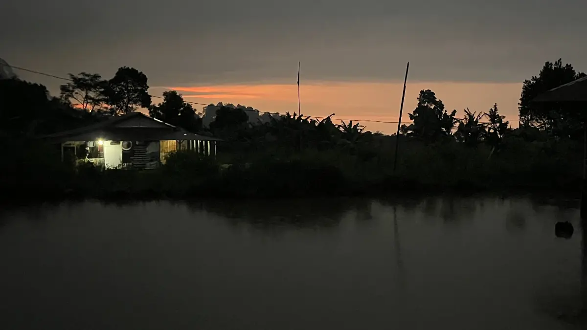 Sejumlah rumah mulai diterangi cahaya lampu yang lebih cerah usai kehadiran PLTS di Kampung Cisadon, Desa Karang Tengah, Kecamatan Babakan Madang, Kabupaten Bogor.(Abdul Aziz/Radar Bogor)
