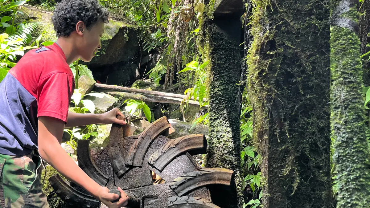 Warga Kampung Cisadon, Desa Karang Tengah, Kecamatan Babakan Madang, Kabupaten Bogor tak lagi memakai kincir air untuk penerangan.(Azis/Radar Bogor)