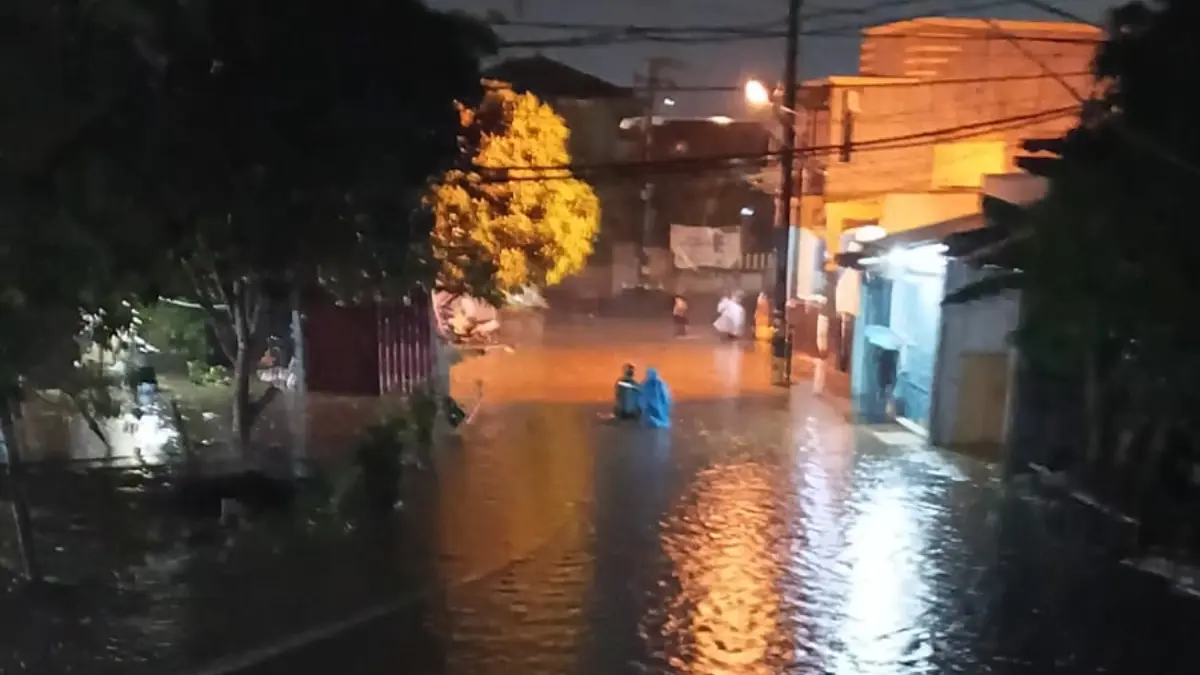 Banjir melanda kawasan Ciomas, Kabupaten Bogor pada Minggu, 19 April 2026 malam. (Kiriman warga)