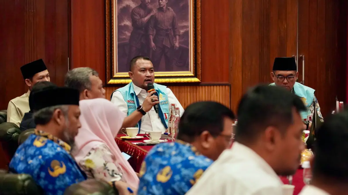 Bupati Bogor Rudy Susmanto saat memimpin rapat penguatan tata kelola perizinan. (Dok. Diskominfo Kabupaten Bogor)