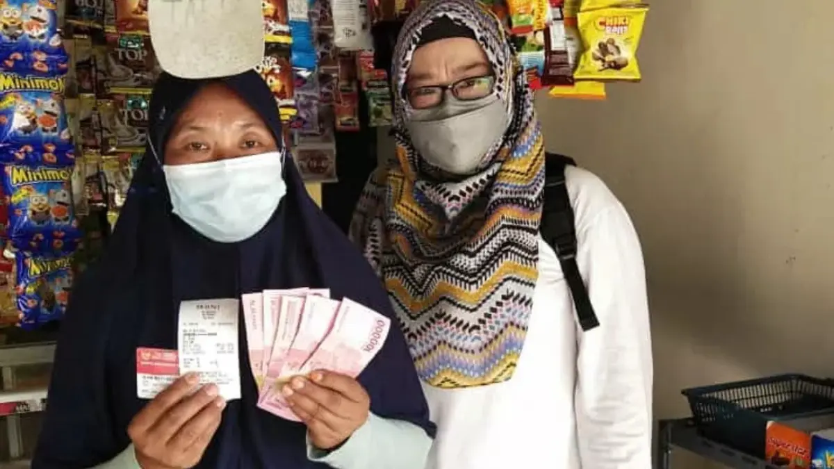 Ilustrasi KPM mencairkan dana bansos. (Foto: Instagram @pkhkabmadiun)