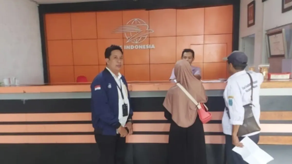 Ilustrasi petugas mendampingi KPM mencairkan bansos. (Foto: Instagram @pkhbanjar)