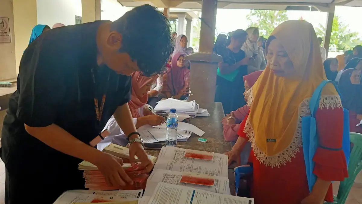 Ilustrasi petugas menyalurkan bansos kepada KPM. (Foto: Instagram @desatapanrejo)