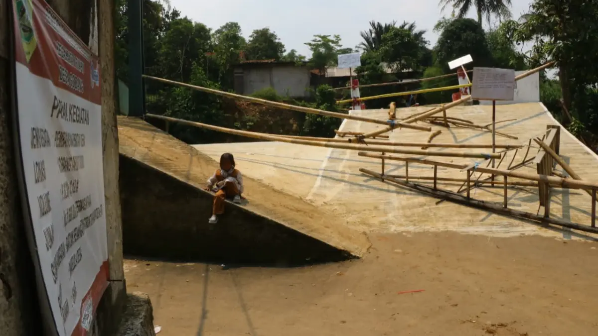 Kondisi jembatan penghubung Rumpin dan Cigudeg Kabupaten Bogor yang ambruk di Desa Gobang, Kecamatan Rumpin, Kabupaten Bogor. (Hendi Novian/Radar Bogor)