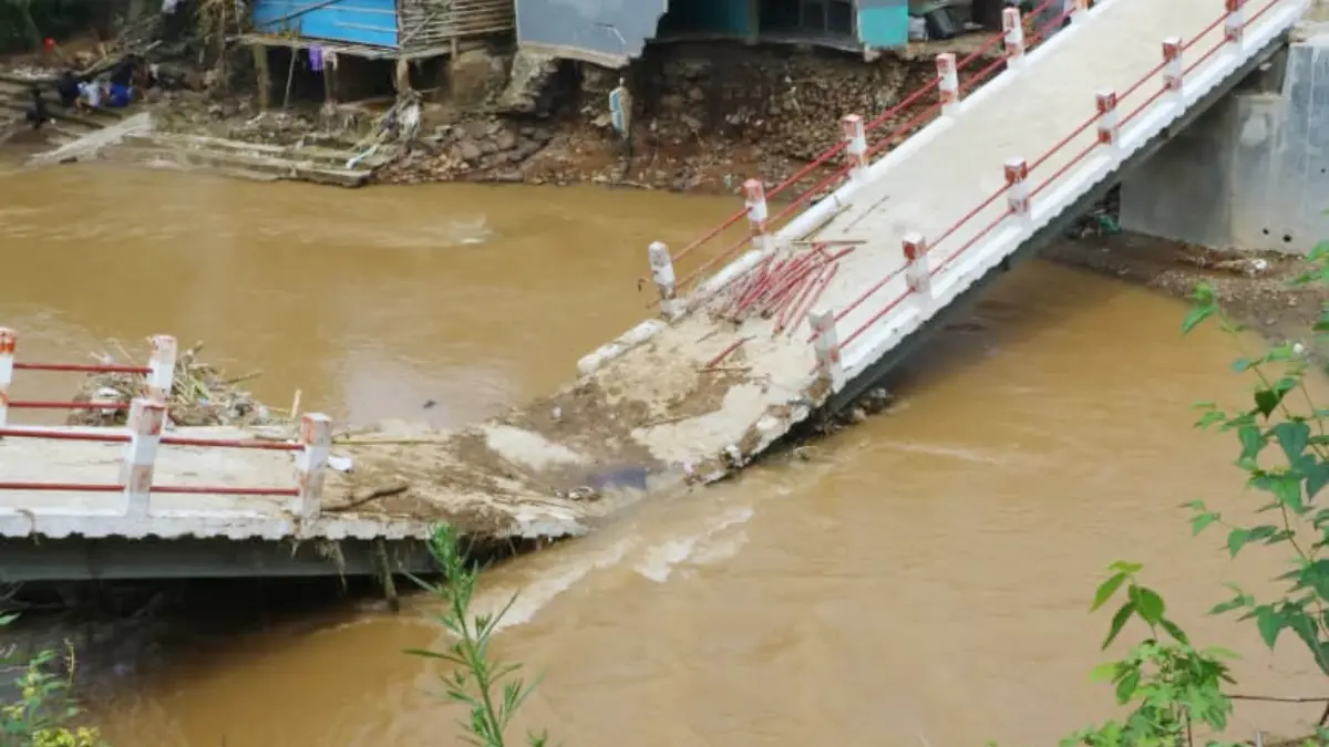 Kondisi jembatan penghubung Rumpin dan Cigudeg Kabupaten Bogor yang ambruk di Desa Gobang, Kecamatan Rumpin, Kabupaten Bogor. (Hendi Novian/Radar Bogor)