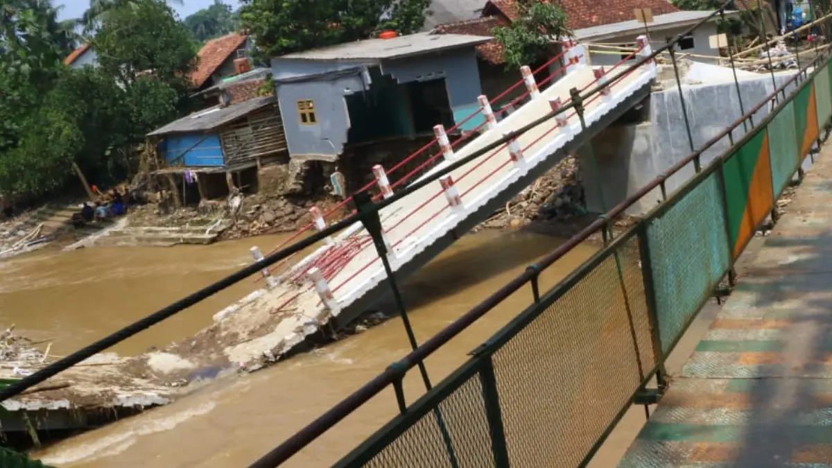 Kondisi jembatan penghubung Rumpin dan Cigudeg Kabupaten Bogor yang ambruk di Desa Gobang, Kecamatan Rumpin, Kabupaten Bogor. (Hendi Novian/Radar Bogor)
