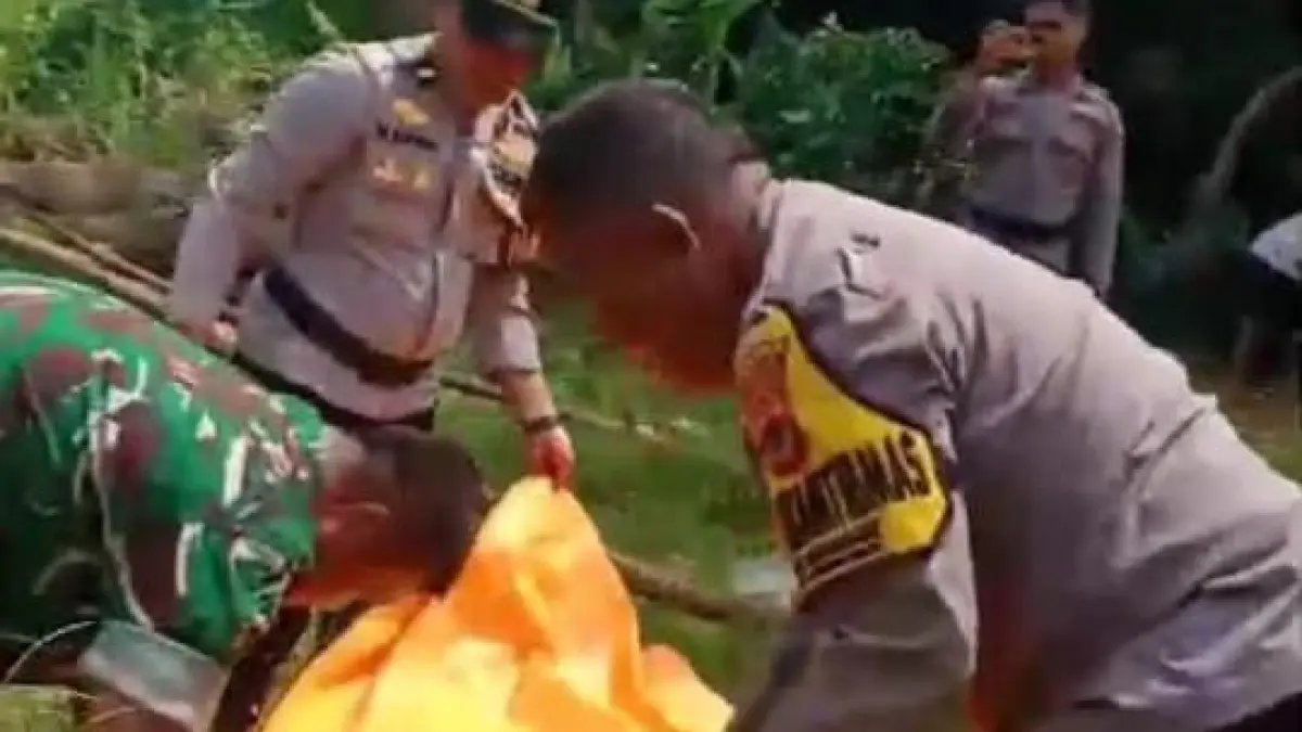 Petugas saat mengevakuasi mayat pria berbaju TNI di Kelurahan Pakansari, Cibinong. (Foto : Polsek Cibinong)