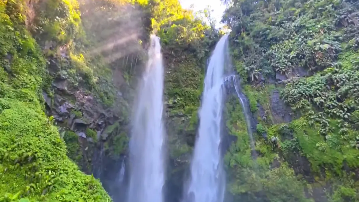 Curug Kembar di Sukabumi. (Foto: YouTube Food and Foot)