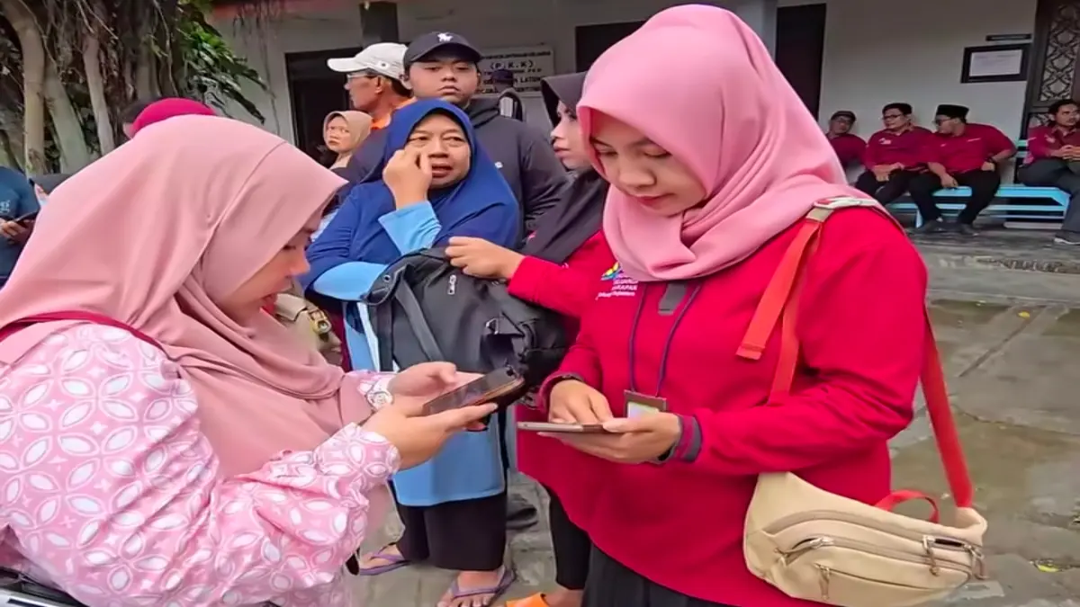 Ilustrasi pengecekan data final KPM oleh petugas bansos. (Foto: Instagram @kemensosri)