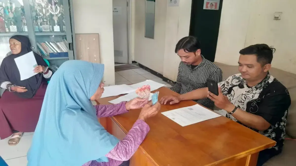 Ilustrasi penyaluran bansos kepada KPM. (Foto: berita.depok.go.id)
