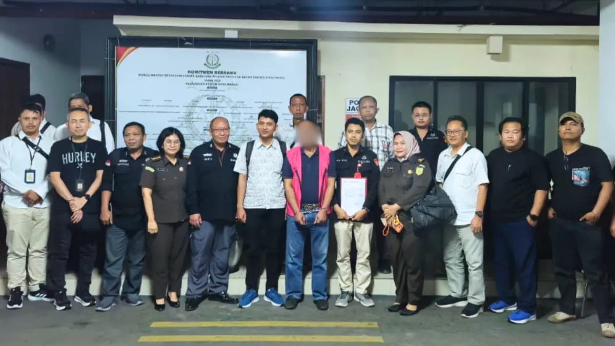 Kanwil DJP Jawa Barat III menyerahkan tersangka beserta barang bukti ke&nbsp;Kejaksaan Negeri Kota Bekasi. (Dok. Kanwil DJP Jawa Barat III)