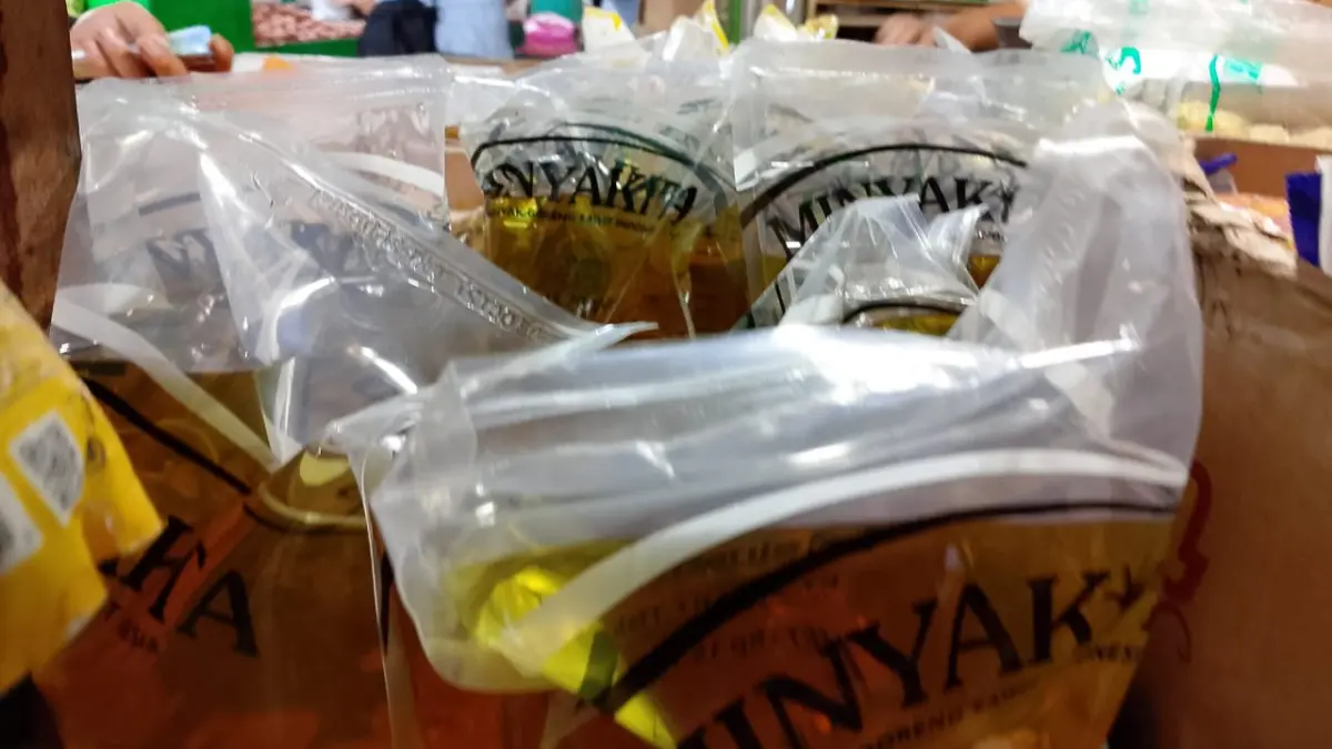 Pedagang di Kabupaten Bogor mengeluhkan kenaikan harga minyak goreng. (Billy/Radar Bogor)