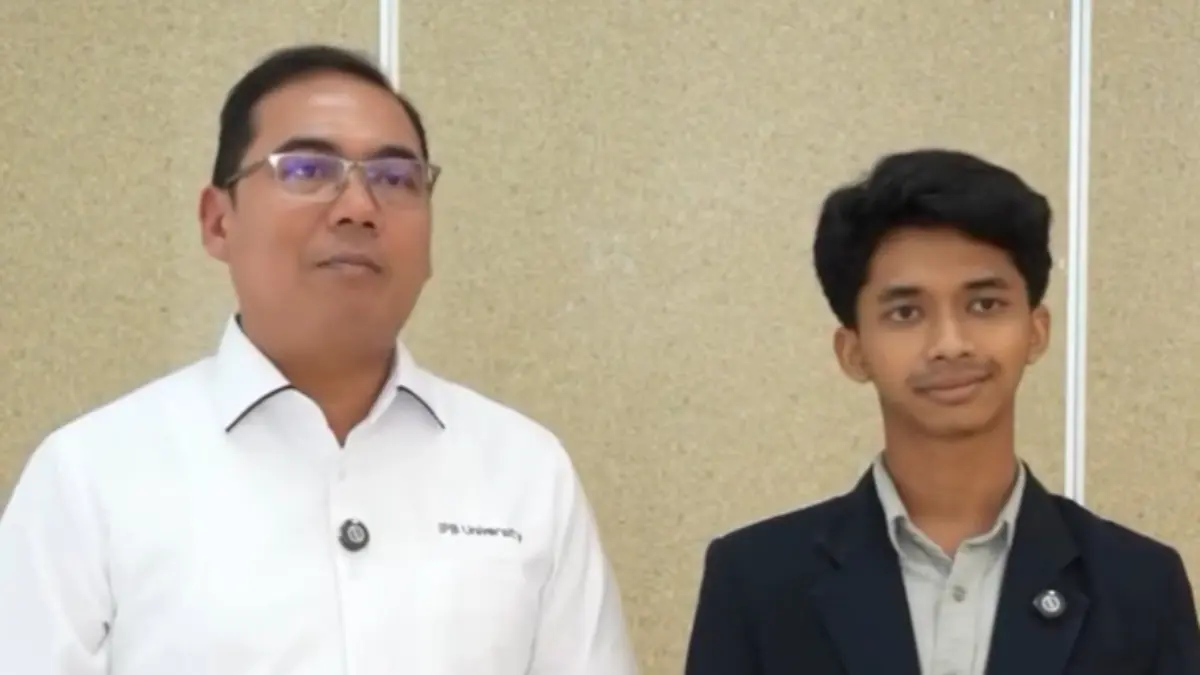 Rektor IPB University Alim Setiawan Slamet (kiri) bersama Presiden BEM Muhammad Abdan Rofi (kanan) menyampaikan sikap terkait penanganan kasus pelecehan di lingkungan kampus. (Instagram IPB)