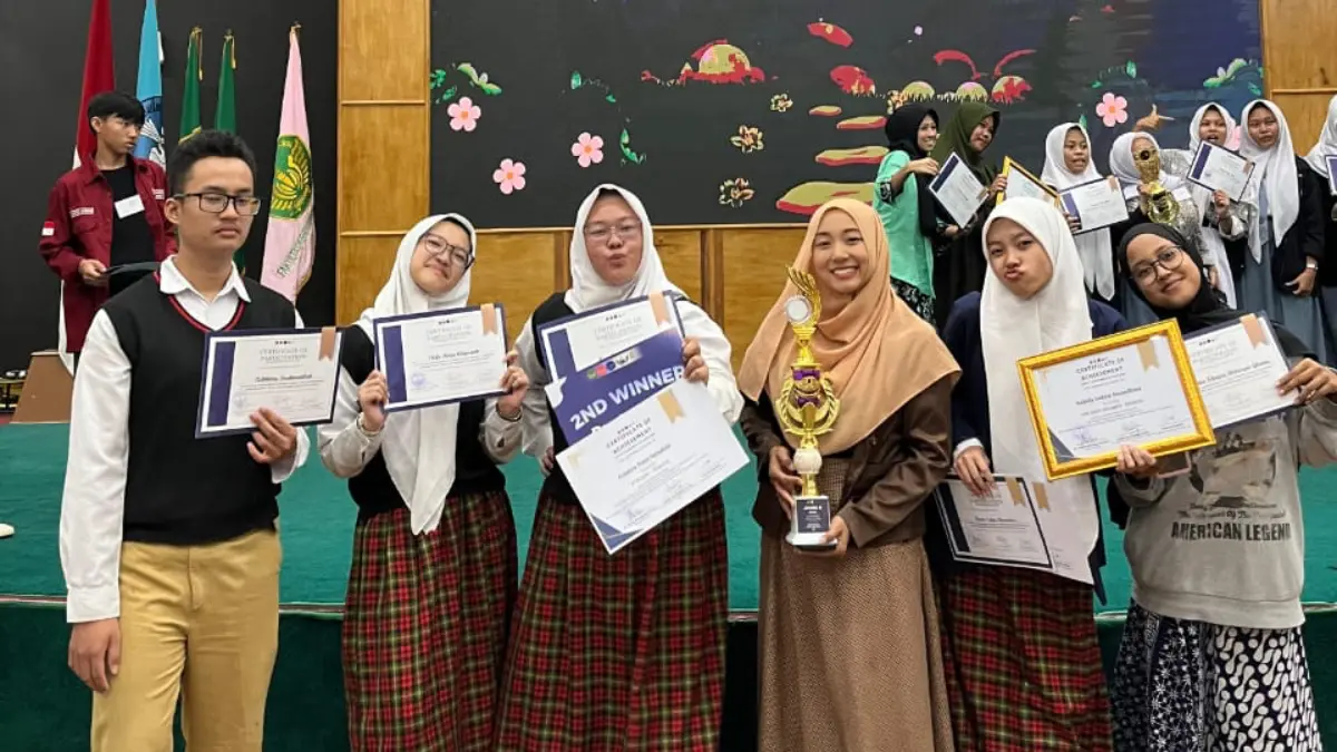 Anak-anak SMAIT BBS Bogor raih prestasi di ajang English Debate Competition UIKA. Foto: SMAIT BBS for Radar Bogor