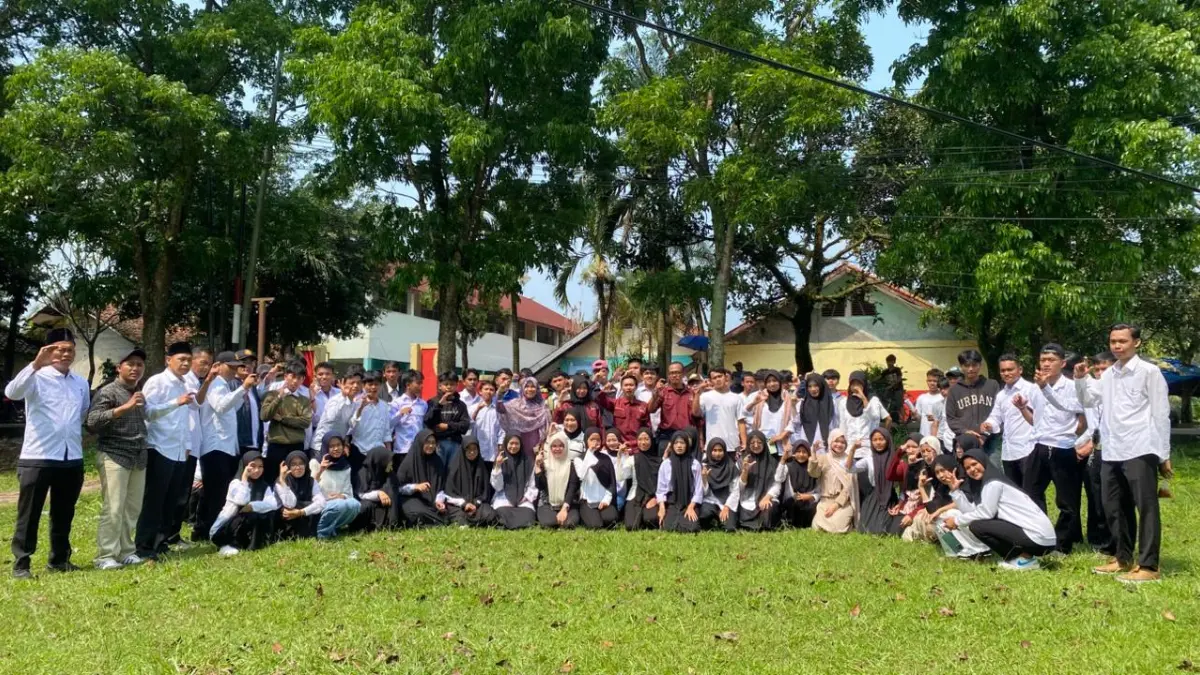 Foto bersama antara tutor dan para warga belajar paket C yang sudah melaksanakan Ujian UPK( Ujian Pendidikan Kesetaraan)