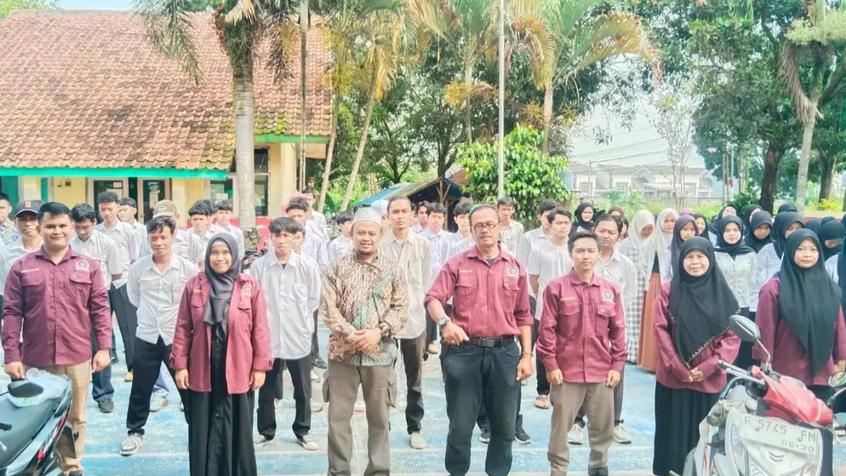 Foto kepala sekolah PKBM Citra Madani bersama tutor tutor