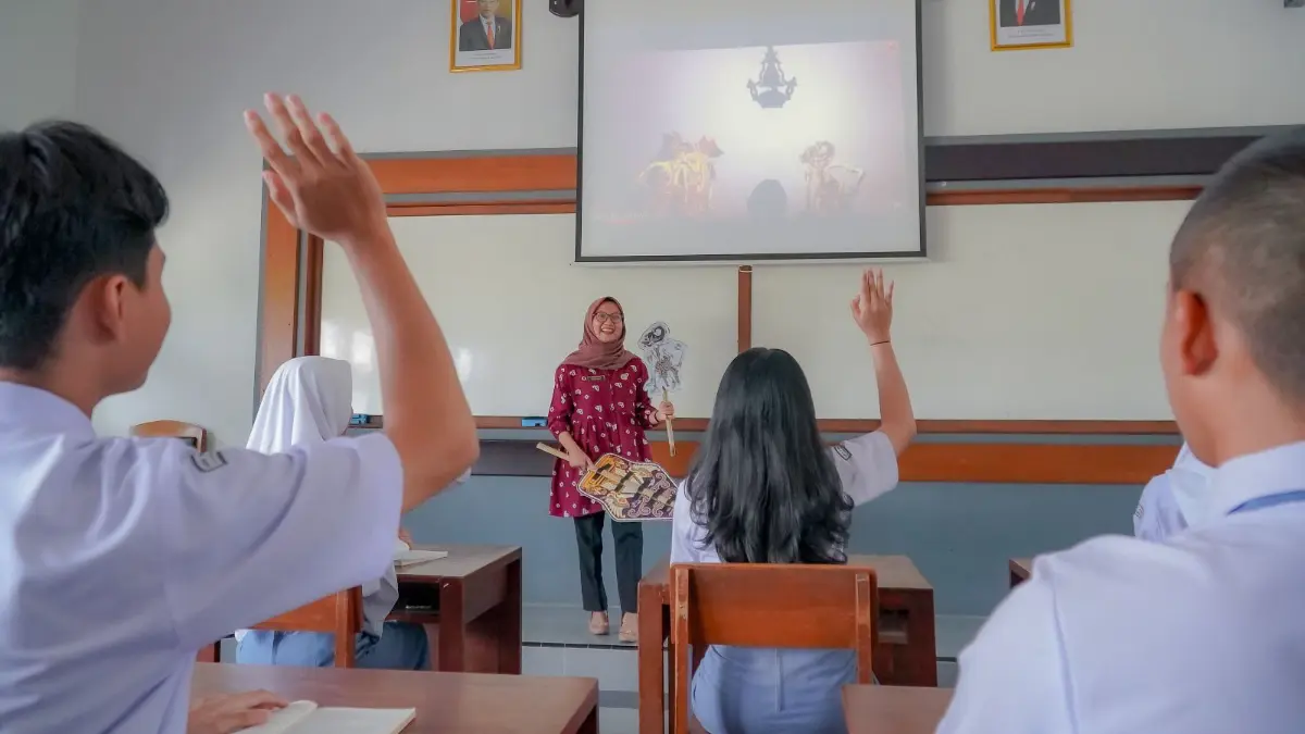 Ilustrasi guru saat mengajar di kelas. DPR meminta semua guru memiliki status yang sama yakni PNS. (Foto: Laman Kemendikdasmen)