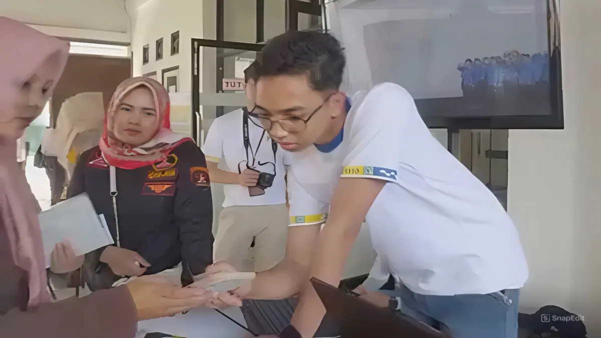 Ilustrasi KPM verifikasi data ke petugas bansos (Foto: Instagram@pusdatinkesos)