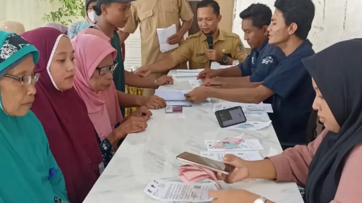 Ilustrasi penyaluran bansos kepada KPM. (Foto: Instagram @desakaliploso)