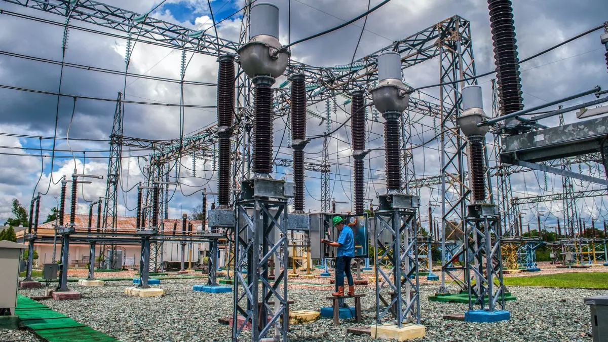 Ilustrasi. Petugas PLN sedang bekerja. Foto: Kementerian ESDM.