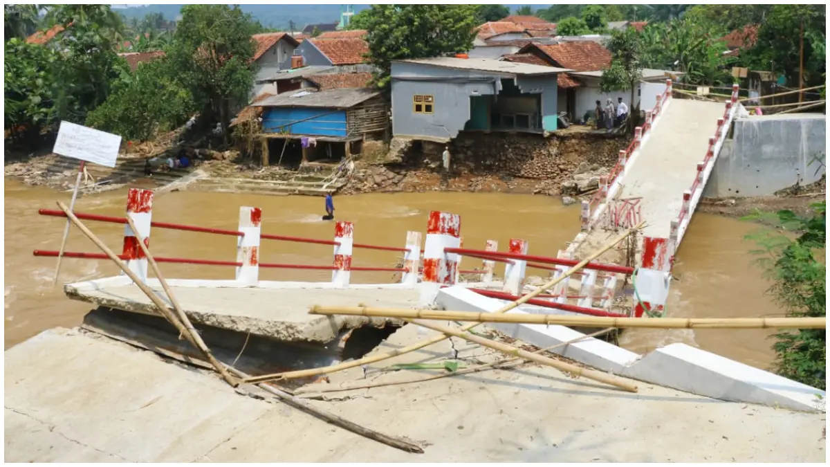 Jembatan penghubung kampung di Desa Gobang Bogor ambruk akibat bencana alam. (Foto : Hendi Novian/Radar Bogor)