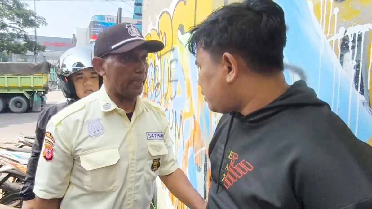 Kapolsek Cileungsi Kompol Edison menyamar menjadi satpam saat membongkar pengedar obat keras ilegal di wilayah Cileungsi, Kabupaten Bogor. (Dok. Polsek Cileungsi)