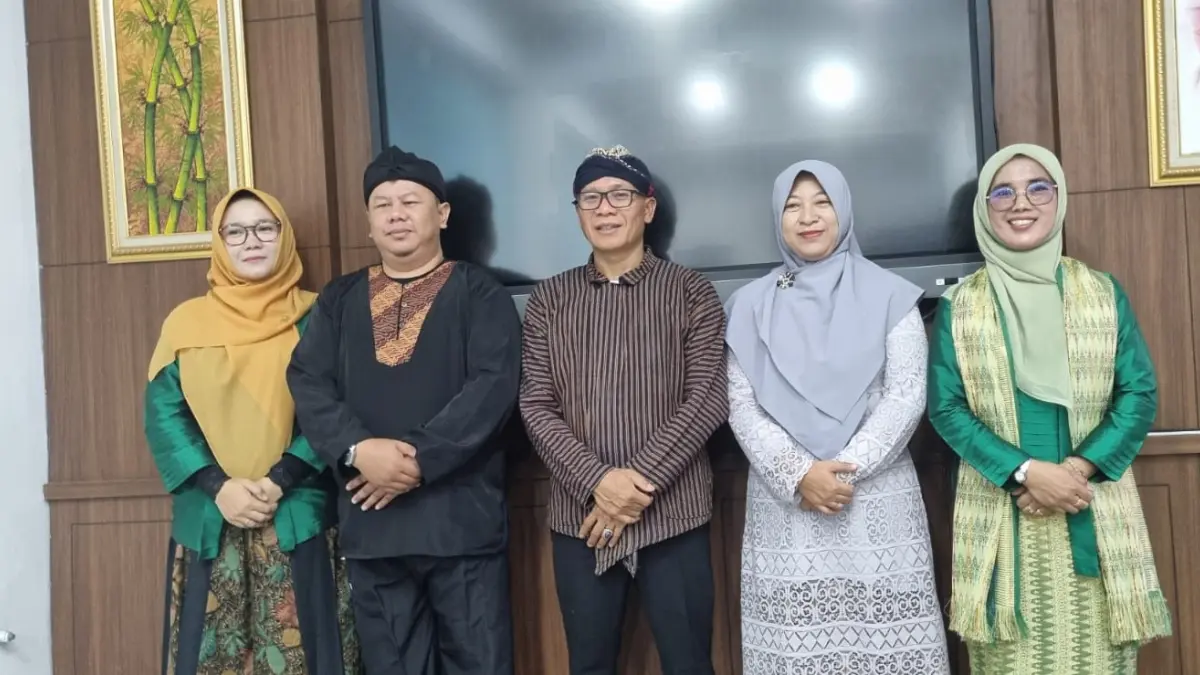 Kepala SMA YPHB Kota Bogor (tengah) dan para wakilnya berbusana tradisional di Hari Kartini. Foto: YPHB Kota Bogor for Radar Bogor