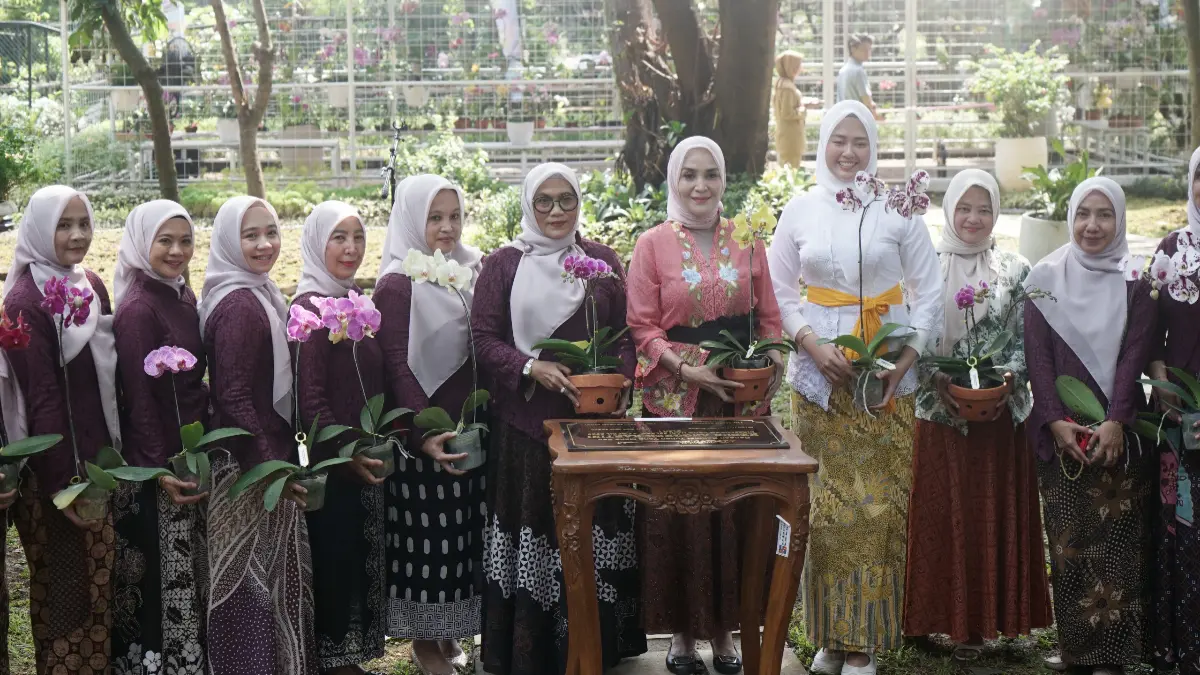 Ketua Tim Penggerak PKK Kota Bogor, Yantie Rachim saat peresmian green house tanaman Anggrek Kartini di Taman Heulang Kota Bogor, Selasa, 21 April 2026. (Sofiansyah/Radar Bogor)