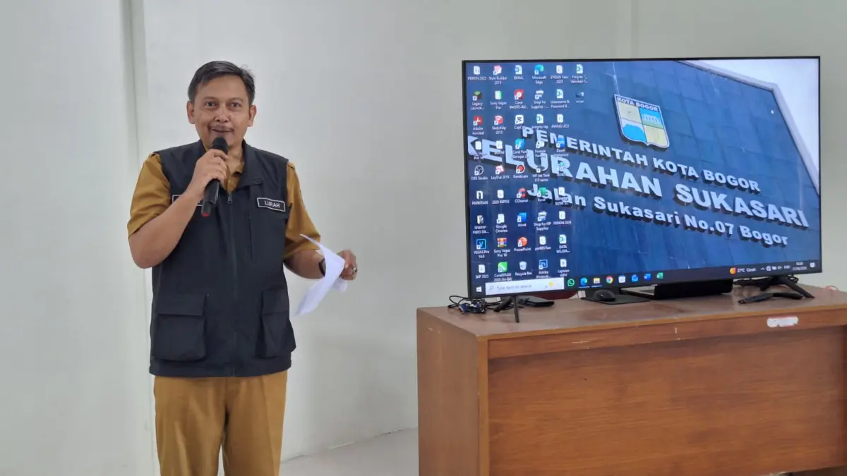 Lurah Sukasari Surya Hasan memaparkan program kerja dan potensi wilayah di Aula Kelurahan Sukasari, Selasa, 21 April 2026. (Dede/Radar Bogor)