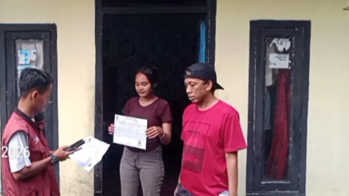 Pendamping sosial mengunjungi calon penerima pencairan bansos tahap 2 2026