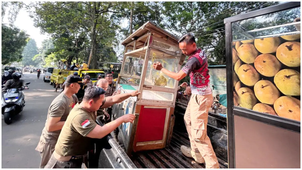 Penertiban PKL di Taman Heulang Kota Bogor. (Foto : Fauzan/Radar Bogor)