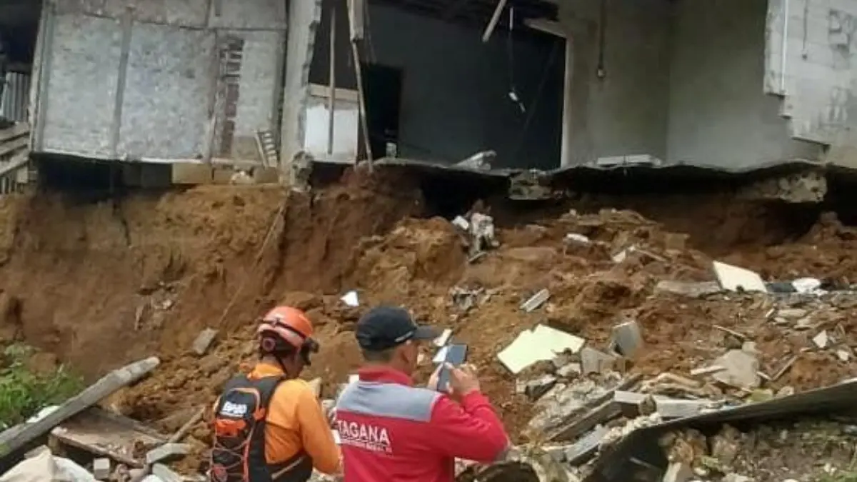 Pergerakan tanah di Desa Cijayanti, Kecamatan Babakan Madang, Kabupaten Bogor. (Dok. BPBD Kabupaten Bogor)
