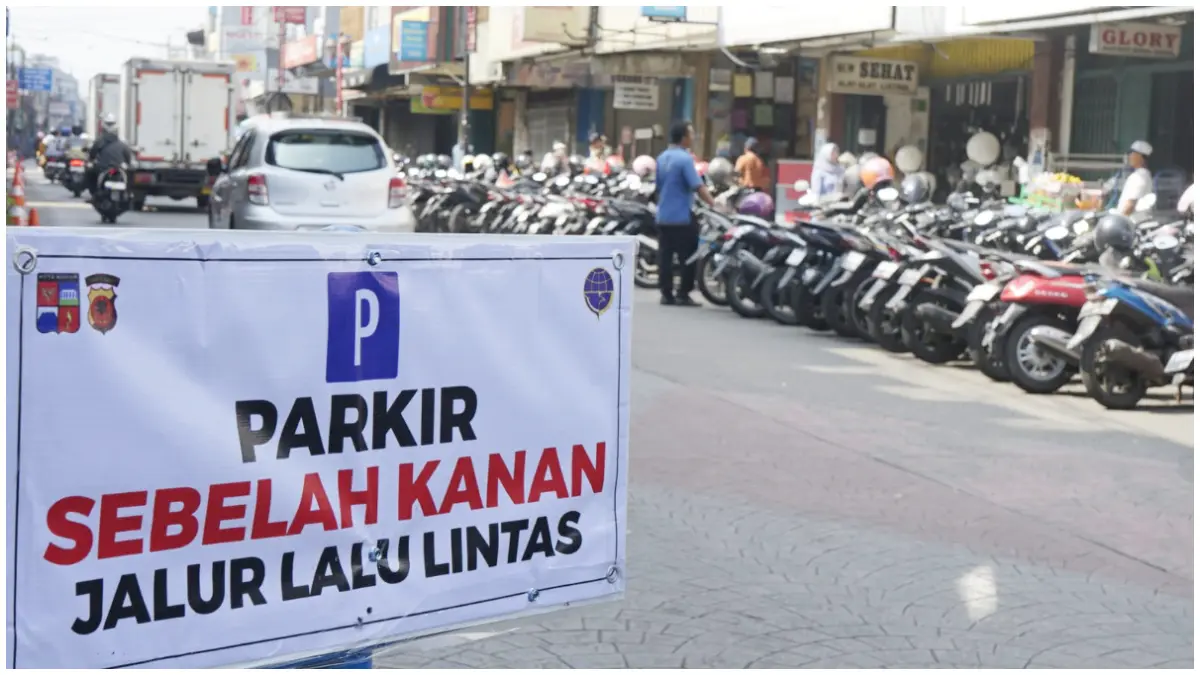 Pergeseran parkir dari sebelah kiri ke kanan badan Jalan Suryakencana Kota Bogor. (Foto: Aziz/Radar Bogor)
