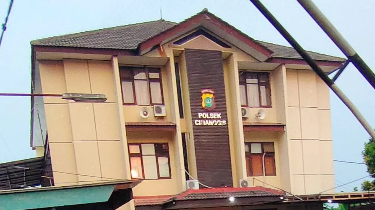 Polsek Cimanggis menangkap terduga maling kotak amal. (Fajar/ Radar Bogor)