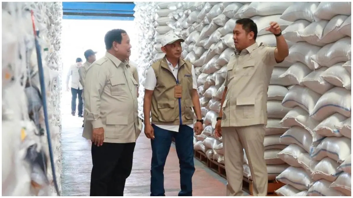 Presiden bersama Wakil Menteri Pertanian melakukan sidak ke gudang Bulog untuk memastikan stok beras nasional dalam kondisi aman. (Foto : Instagram @kementrianpertanian)