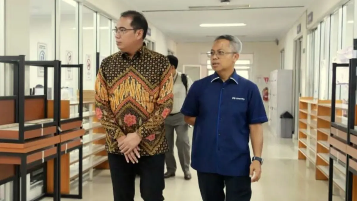 Rektor IPB University, Alim Setiawan Slamet mengecek proses UTBK-SNBT.  (Foto: IPB)