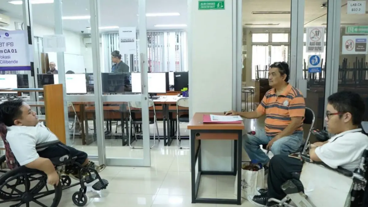 SEMANGAT : 2 peserta penyandang disabilitas daksa, Muhammad Tegar Bimo Santoso asal Jakarta dan Kevin Christian Rihandi asal Cileungsi, Bogor ikuti UTBK-SNBT di IPB University, Selasa 21 April 2026.  (Foto : IPB)