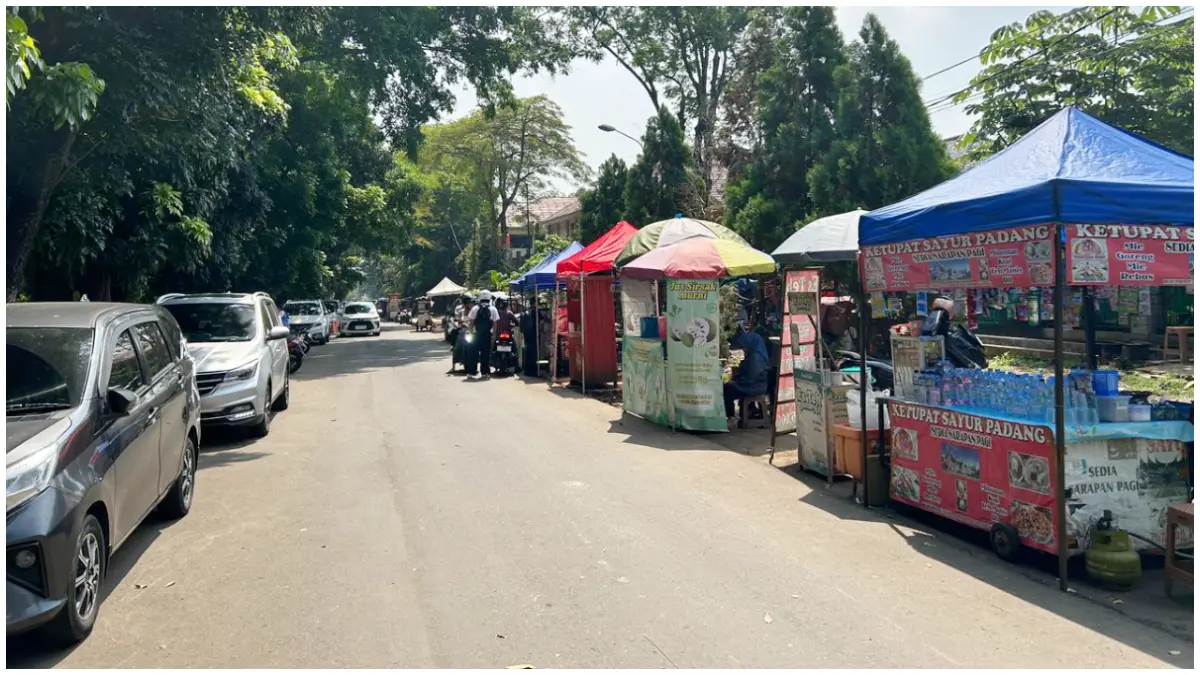 Suasana lapak pedagang di kawasan Taman Heulang, Kota Bogor.