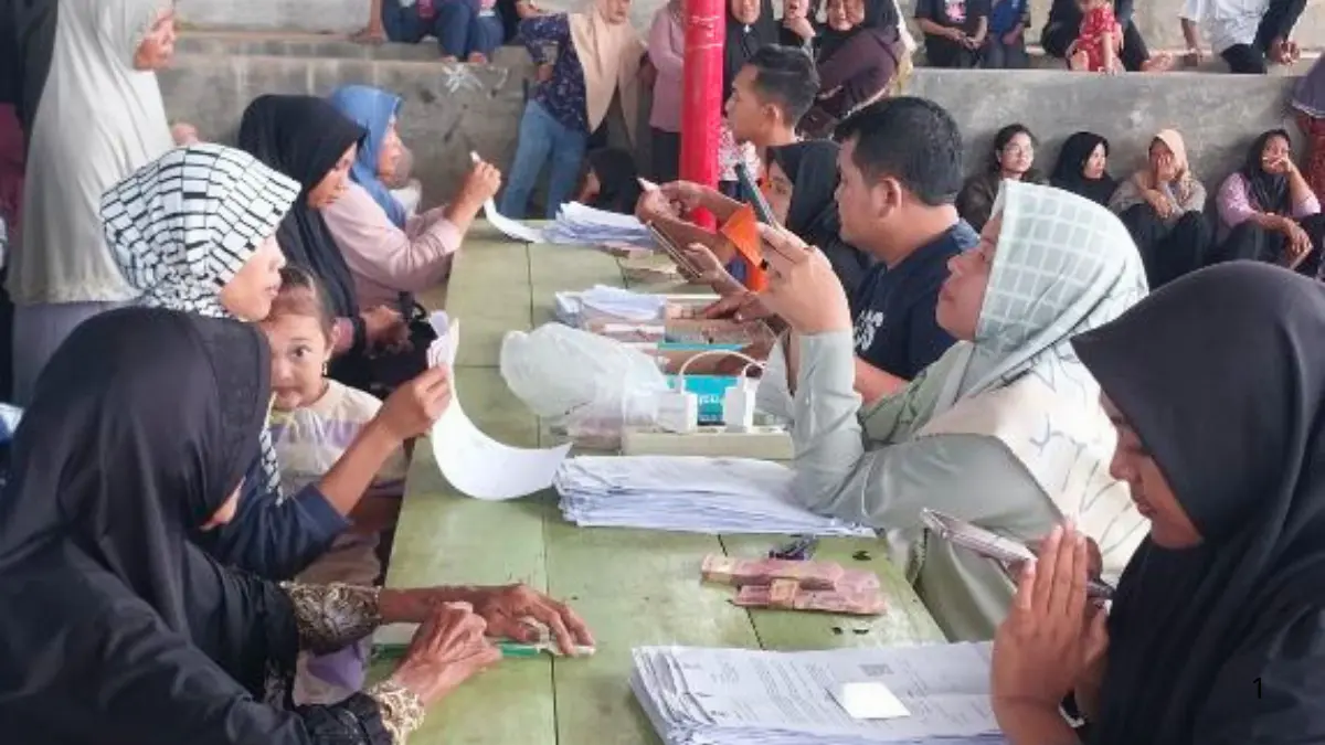 Distribusi bansos dari pemerintah kepada penerima manfaat secara langsung (Foto: kalibareng.desa.id)