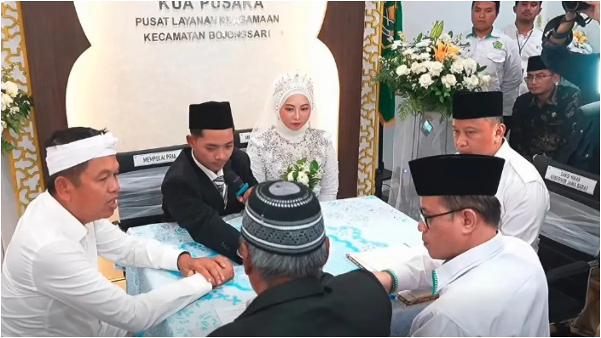 Gubernur Jawa Barat Dedi Mulyadi jadi saksi pernikahan massal di KUA Bojongsari Depok
